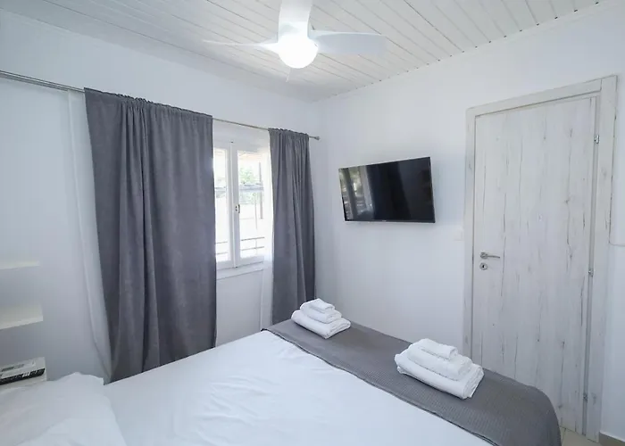 Dolce Far Niente In Greece * איוי תיאודורי